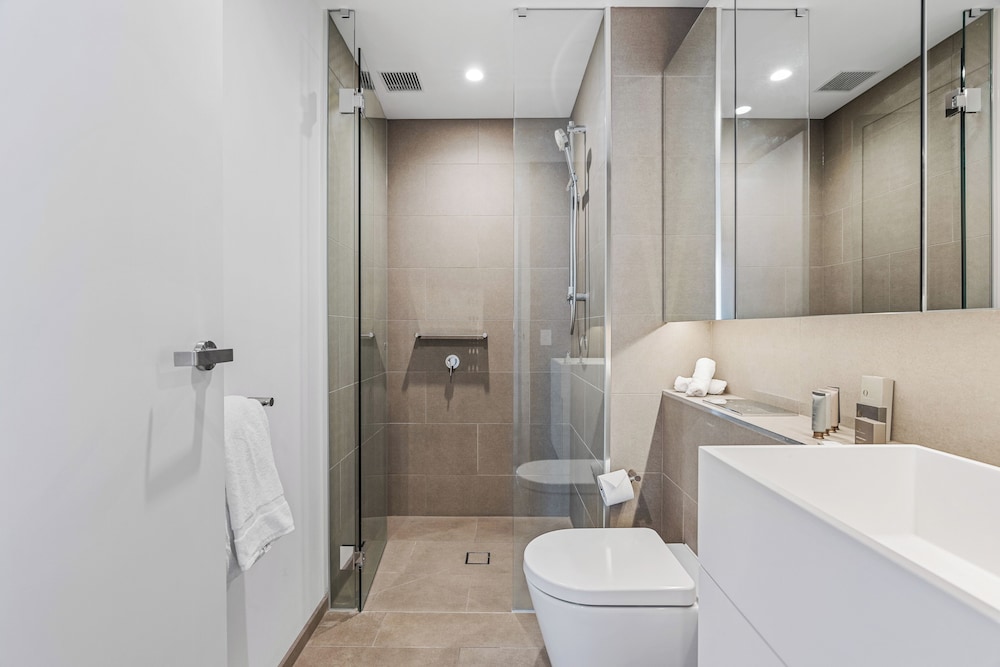 Two Bedroom, Two Bathroom Apartment - Sky High - Photo 3