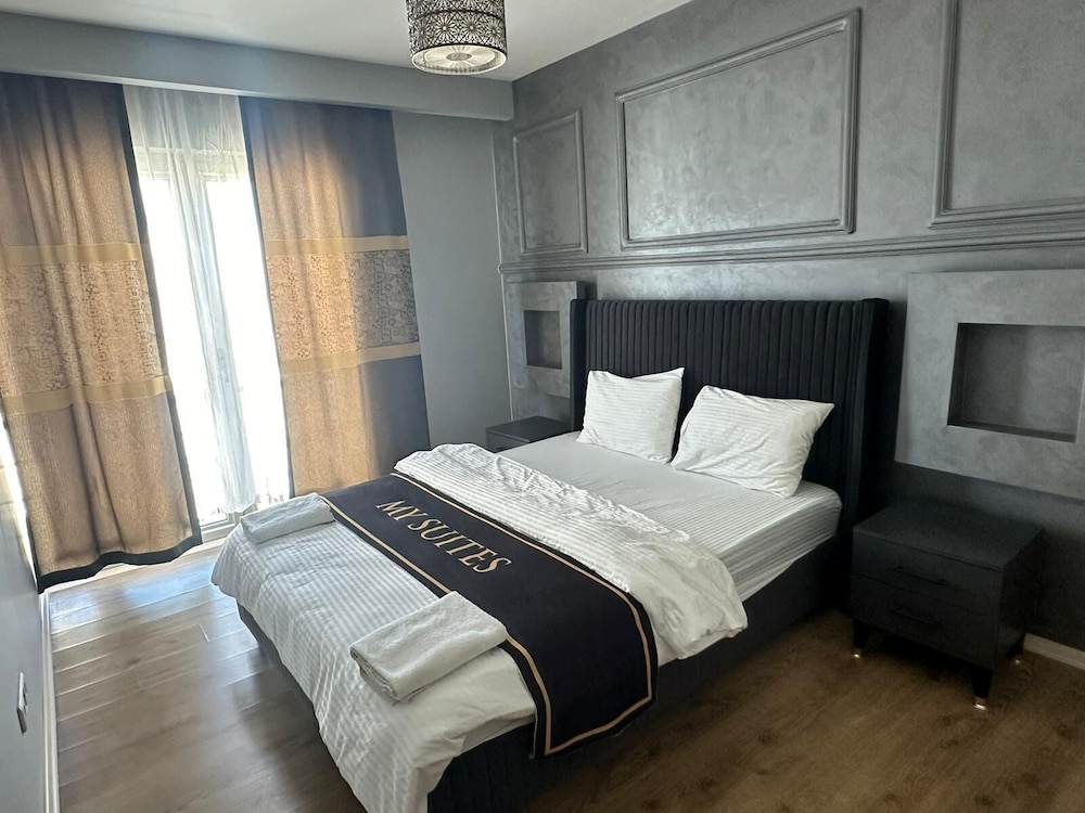 Family Room, 1 Bedroom photo 2