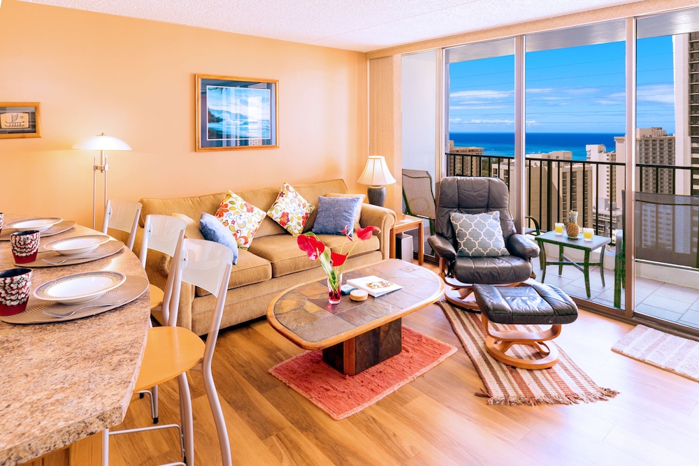 High Floor Ocean View Condo (King Bed and Parking): Apartment, 1 Bedroom, Balcony, Ocean View (0043) photo
