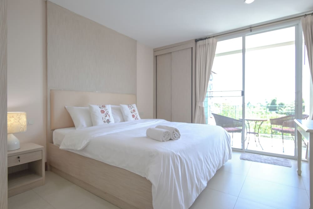 Deluxe Room - Photo 12