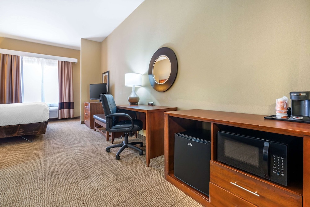 Suite, 1 King Bed with Sofa bed, Accessible, Non Smoking (Bathtub) - Photo 3