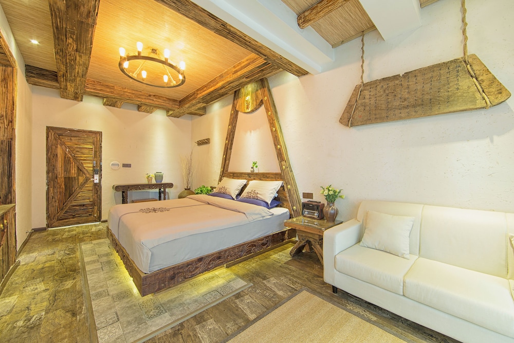 Romantic garden view queen bed room photo 1