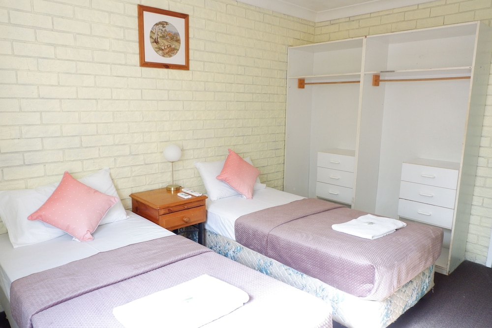 Basic Double or Twin Room, 2 Twin Beds, Shared Bathroom photo 2