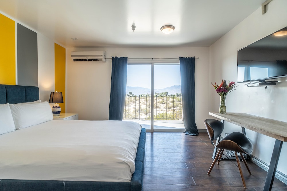 Suite, 1 King Bed, Kitchenette, Mountain View - Photo 2