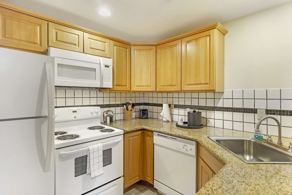Suite, 1 King Bed, Non Smoking, Kitchen (Living Room, Full Kitchen)