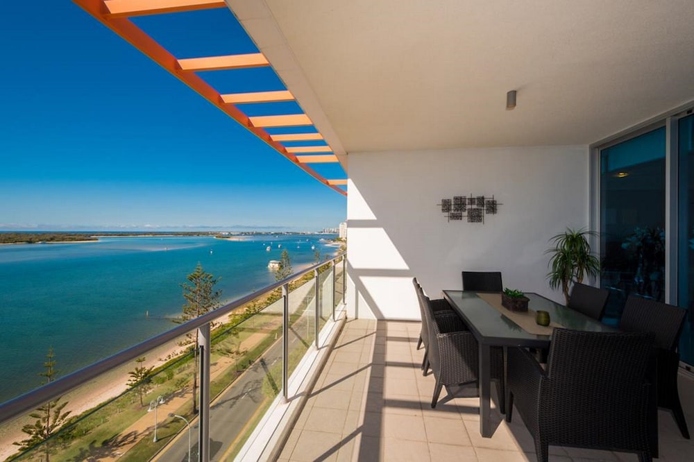 Two Bedroom Apartment with Broadwater View thumbnail 6