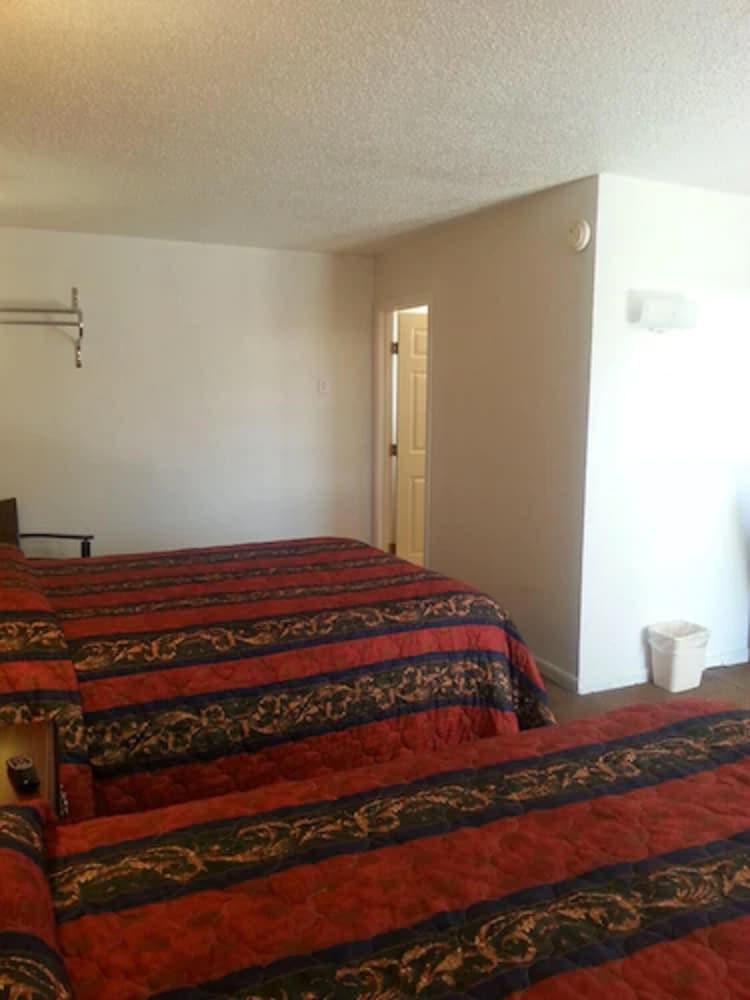 Standard Room, 2 Queen Beds - Photo 7