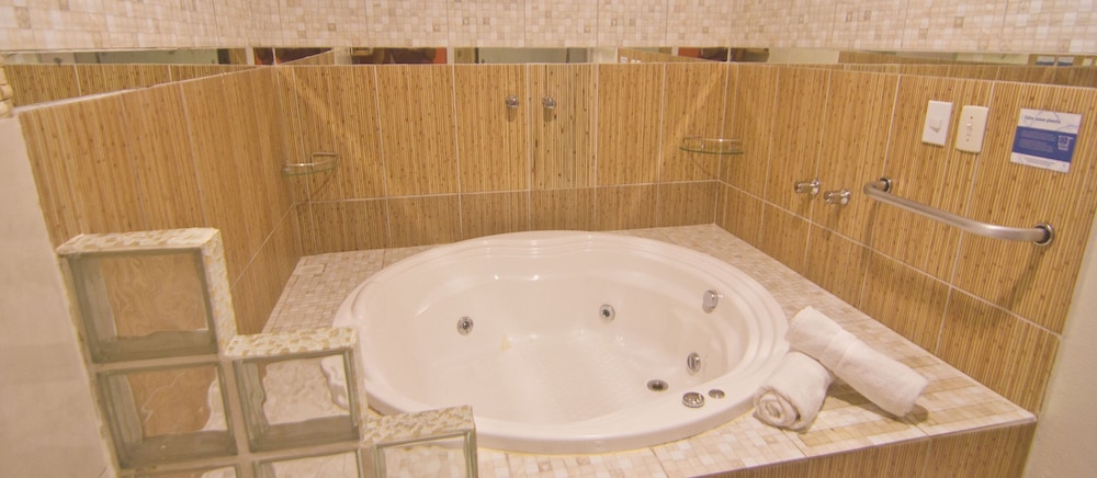 Premium Suite, Jetted Tub photo 2
