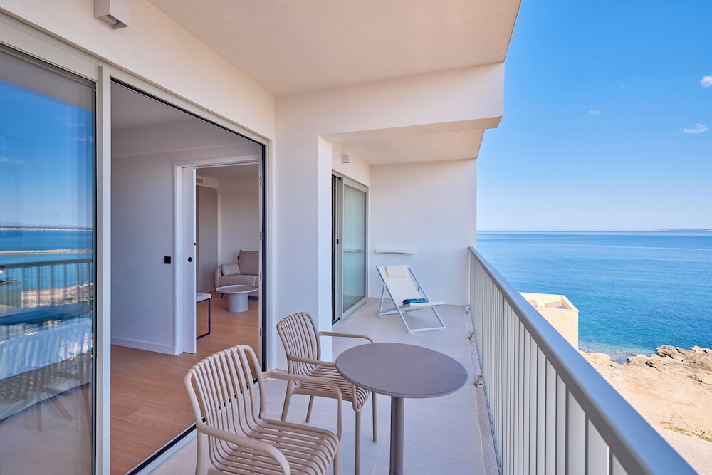 Standard Suite, Balcony, Sea View thumbnail 6