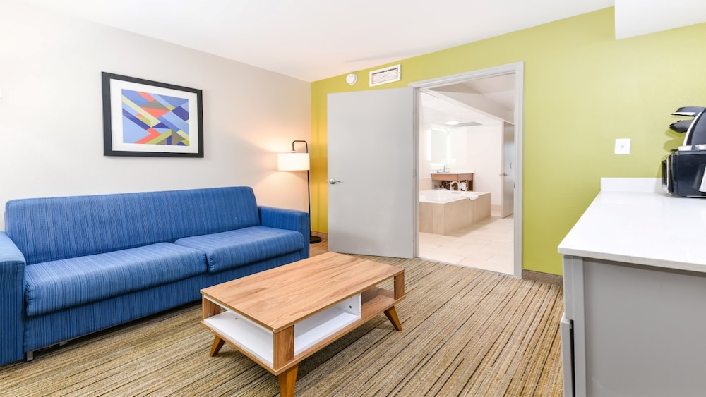 Suite, 1 Bedroom - Photo 1