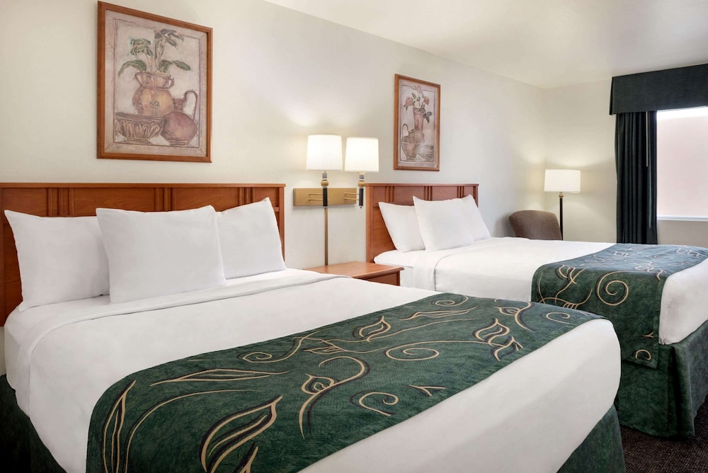 Deluxe Room, 2 Queen Beds, Accessible, Non Smoking (Mobility) - Photo 4