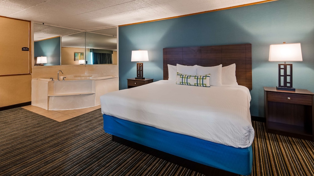 Suite, 1 King Bed, Non Smoking, Jetted Tub - Photo 3