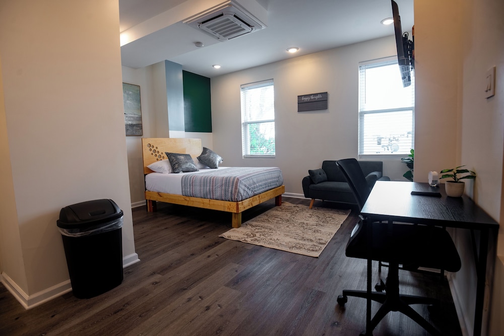 Deluxe Studio