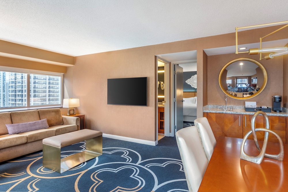 One Bedroom Executive Suite with Sofa Bed - Photo 2
