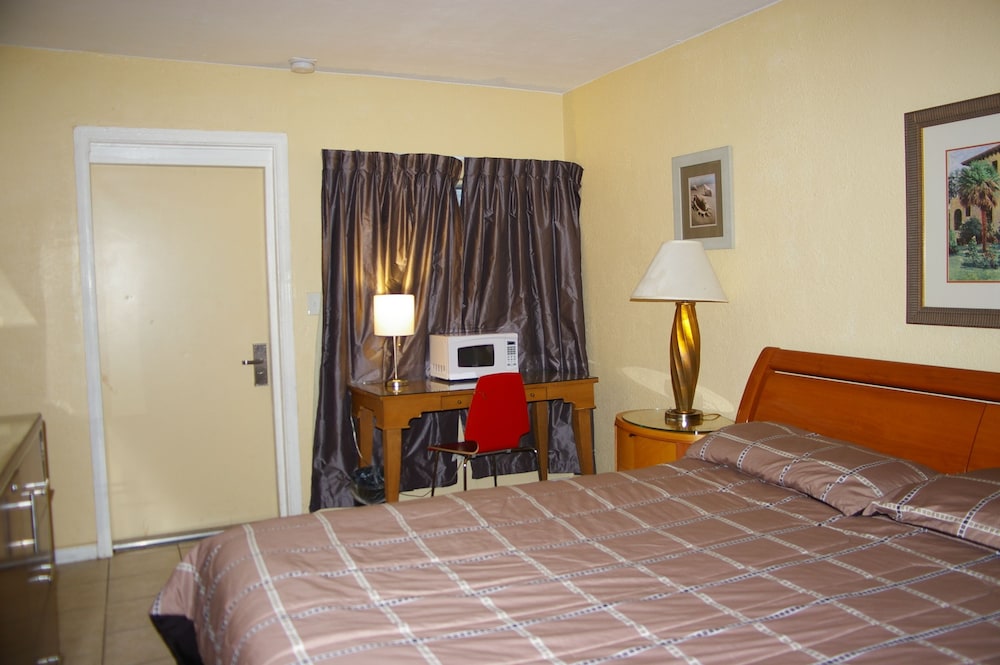 Standard Room, 1 King Bed, Accessible, Refrigerator & Microwave photo 3