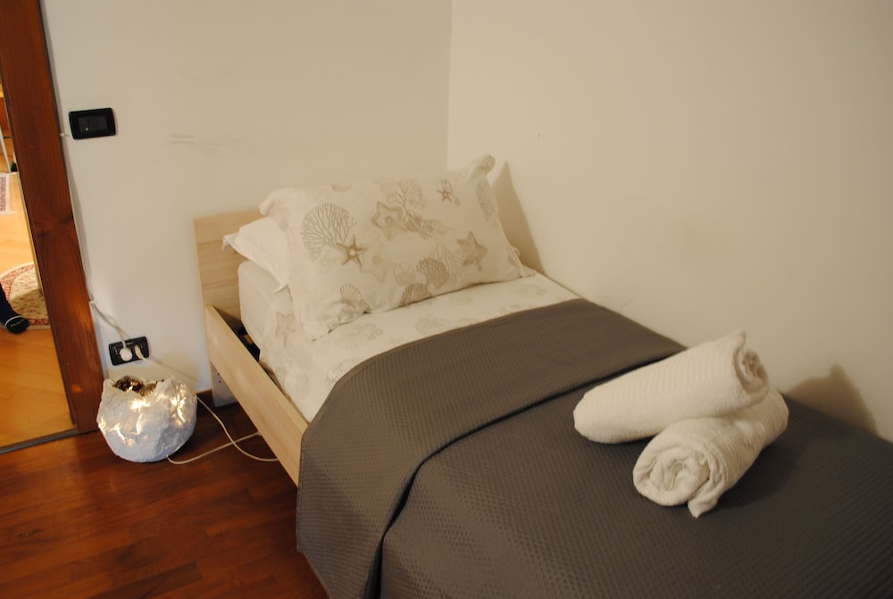 Single Room, Shared Bathroom photo 3