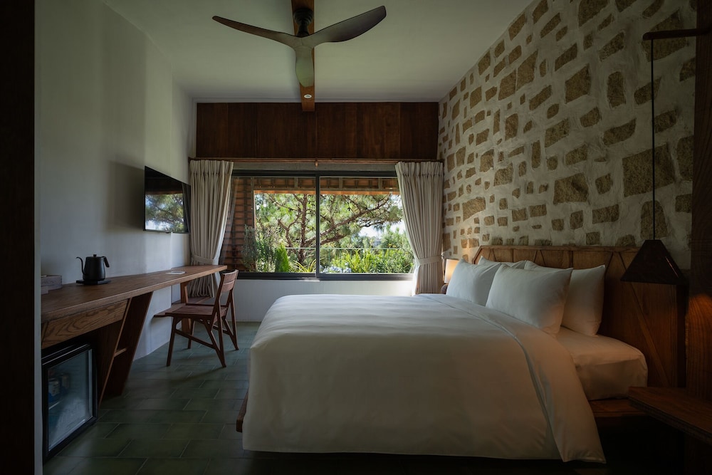 Design Double Room, 1 Queen Bed, Bathtub, Garden View photo 2