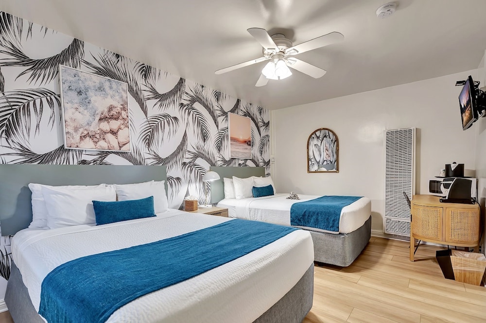 Deluxe Room, 2 Queen Beds photo 2