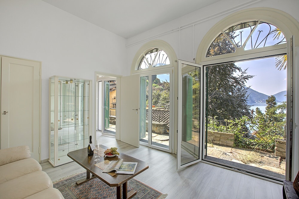 Family Apartment, Multiple Bedrooms (Romantic Terrace With Lake View)