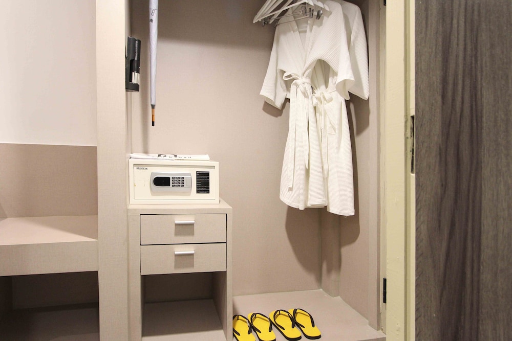 Deluxe Twin Room - Photo 11