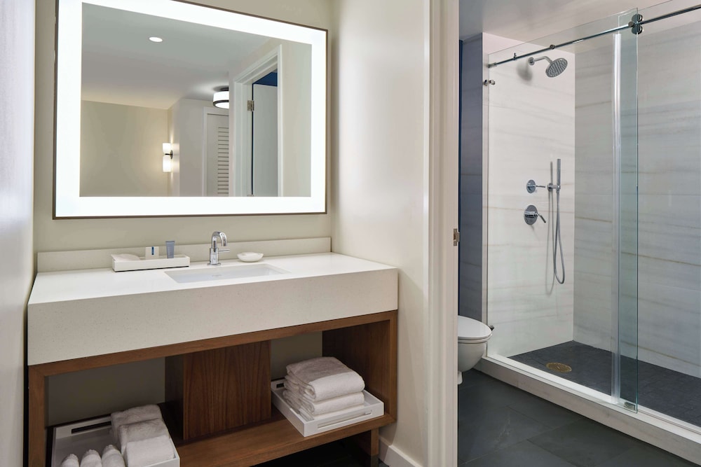 Deluxe Suite, 1 King Bed With Sofa Bed, Oceanfront (club)