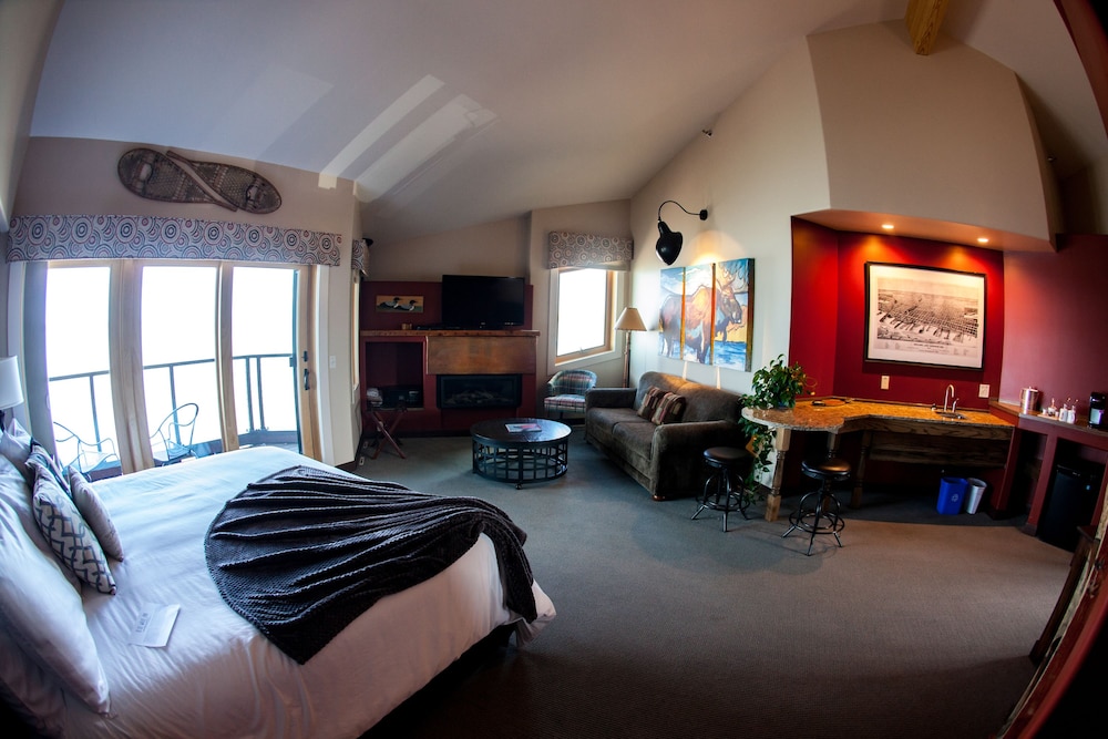 Design Suite, 1 King Bed with Sofa bed, Non Smoking (Northland Voyageur #4) photo 2