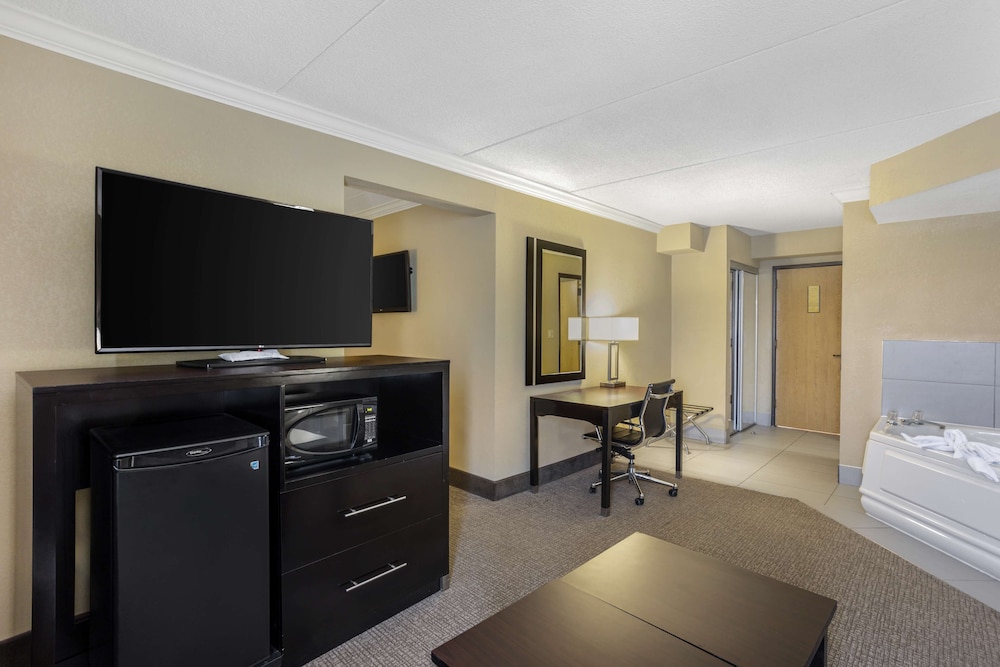 Suite, 1 King Bed, Non Smoking, Jetted Tub (with Sofabed) - Photo 3