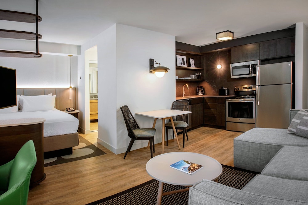 Studio Suite, 1 King Bed with Sofa bed (Mobility/Hearing Accessible, Tub)