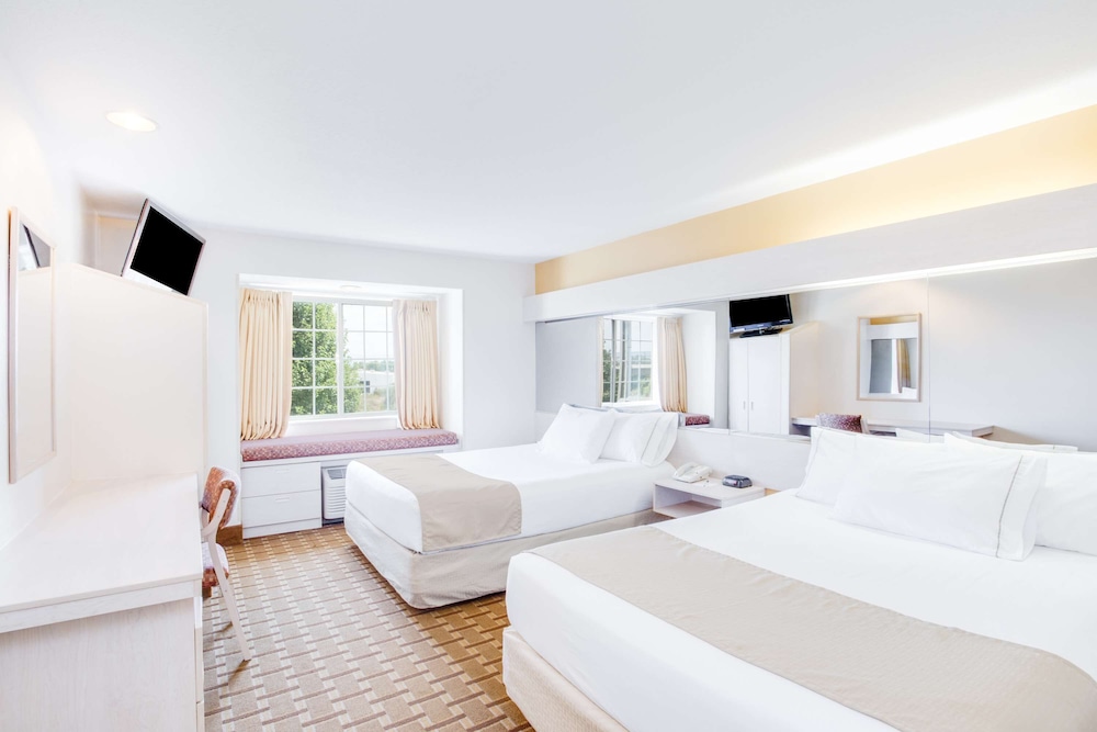 Standard Room, 2 Queen Beds, Non Smoking, Refrigerator & Microwave - Photo 3