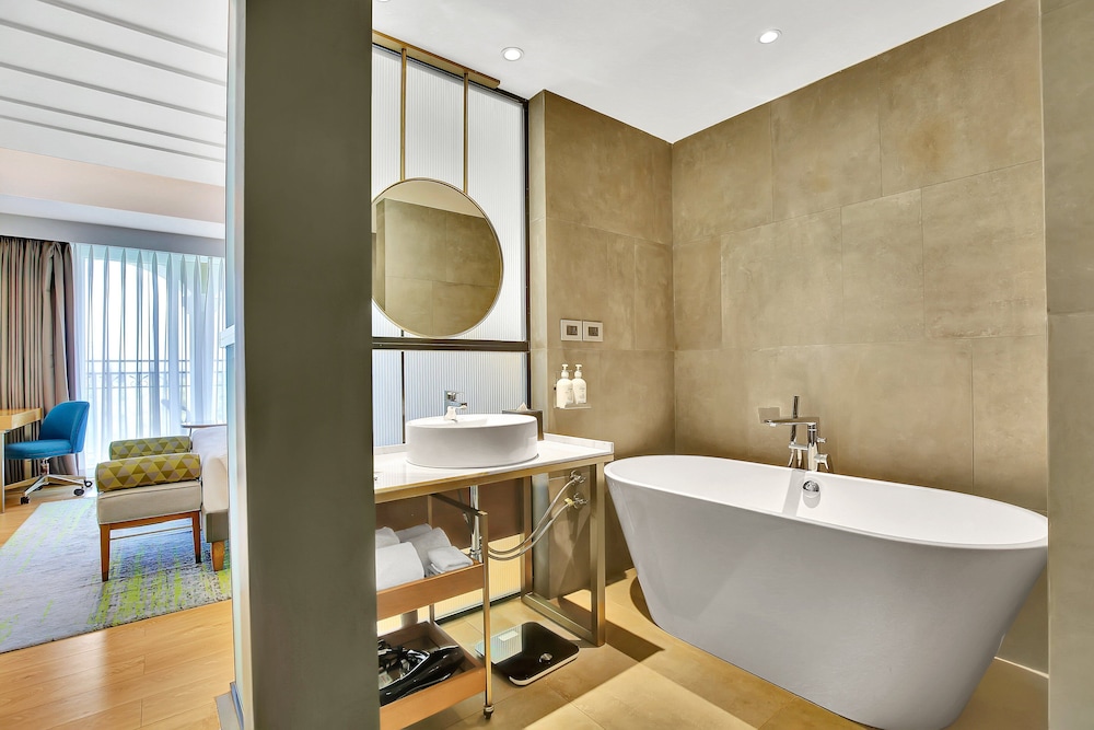 Premium Room, 1 King Bed, Balcony