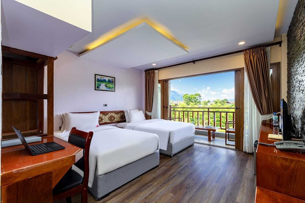 Deluxe Twin with Balcony - Photo 2
