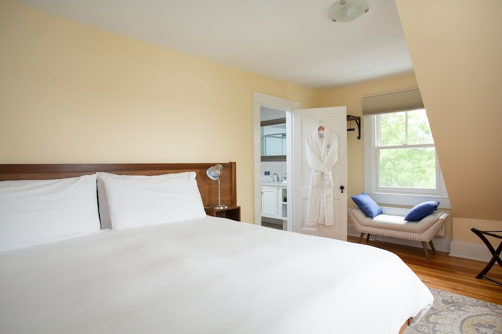 Junior Suite, 1 King Bed with Sofa bed, Lake View photo 2