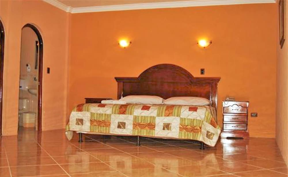 Standard Suite, 1 King Bed photo 3