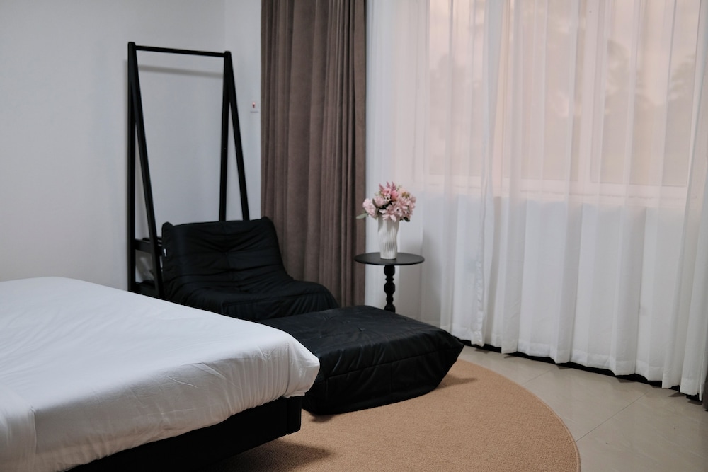 Deluxe Double Room, 1 Queen Bed, Partial Ocean View