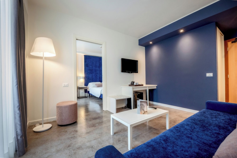 Suite, Partial Sea View (Small) photo 1