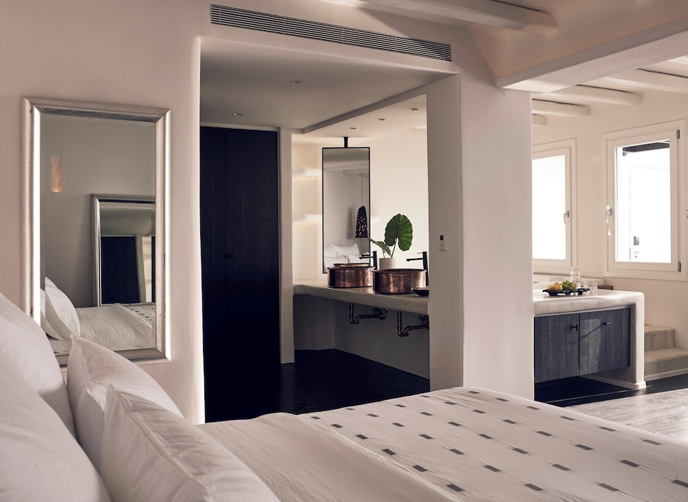 Cavo Tagoo Diamond Suite with Pool and Caldera Sunset View