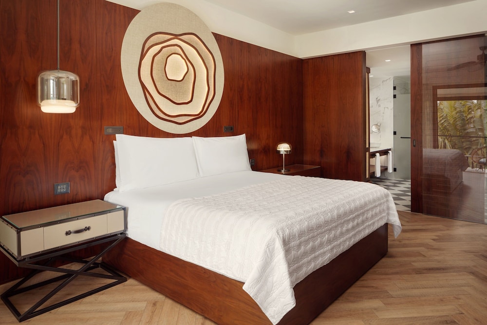 Suite, 1 King Bed, Garden View - Photo 5