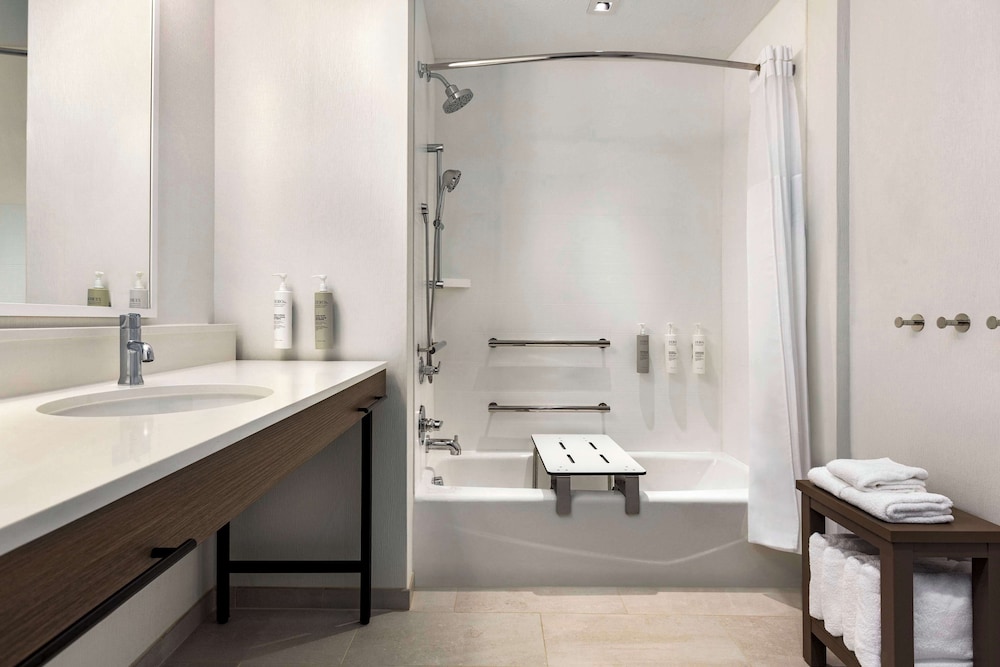 Room, 2 Queen Beds, Accessible, Bathtub (Mobility & Hearing) - Photo 5