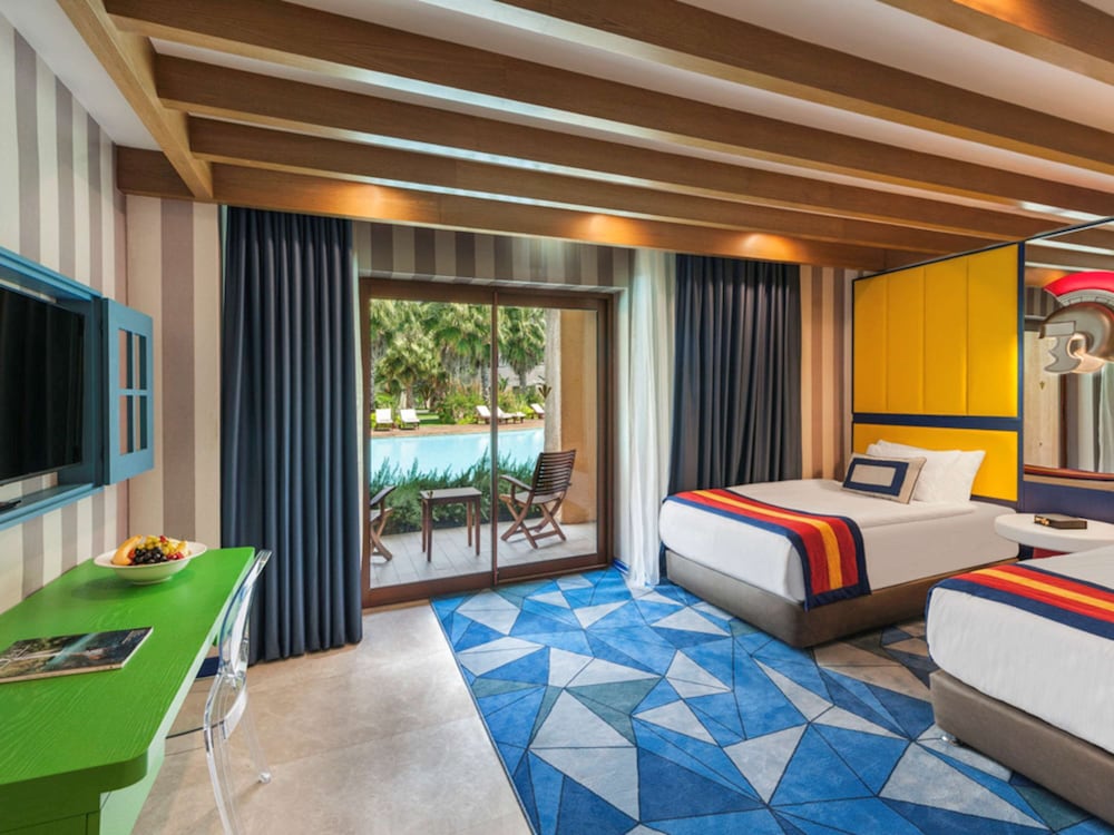Suite, 1 King Bed (Legendary - Swim Up)