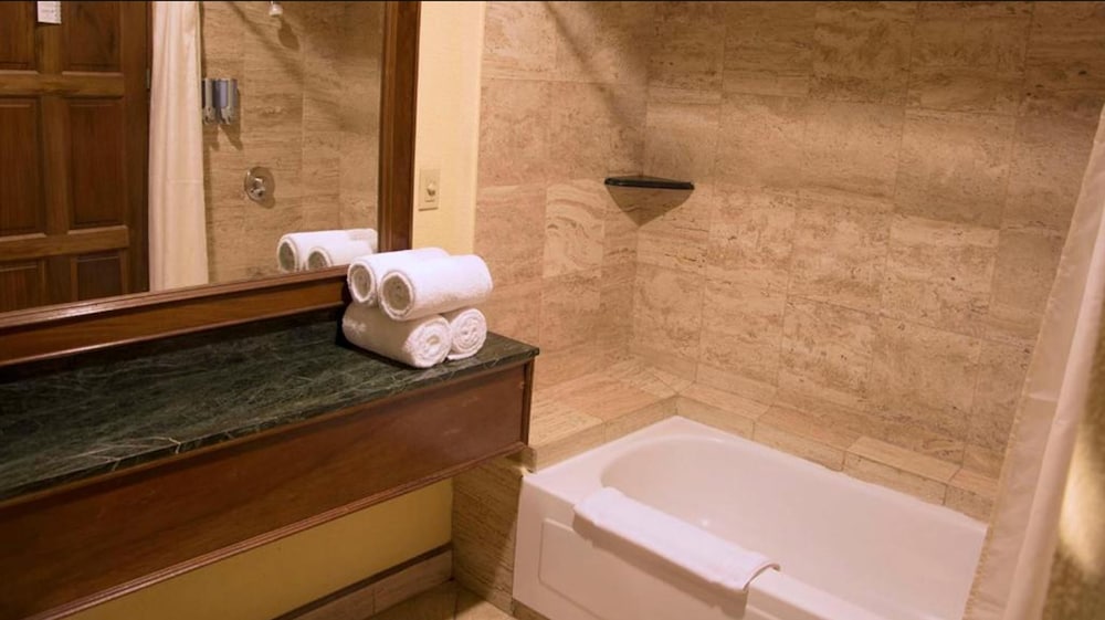 Junior Suite, 2 Queen Beds - Photo 2