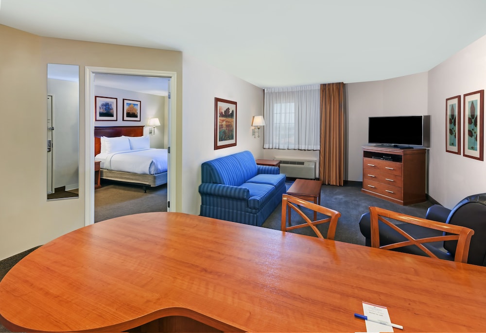 Suite, 1 Bedroom (Dining) - Photo 4