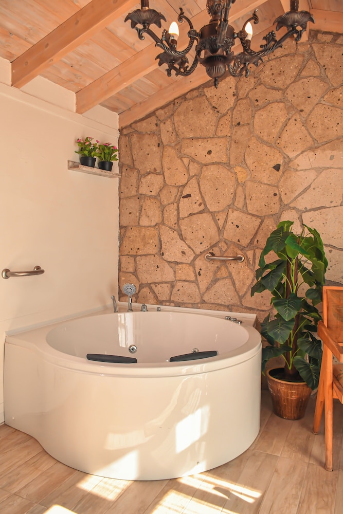 Garden Room with Jetted Tub photo 3