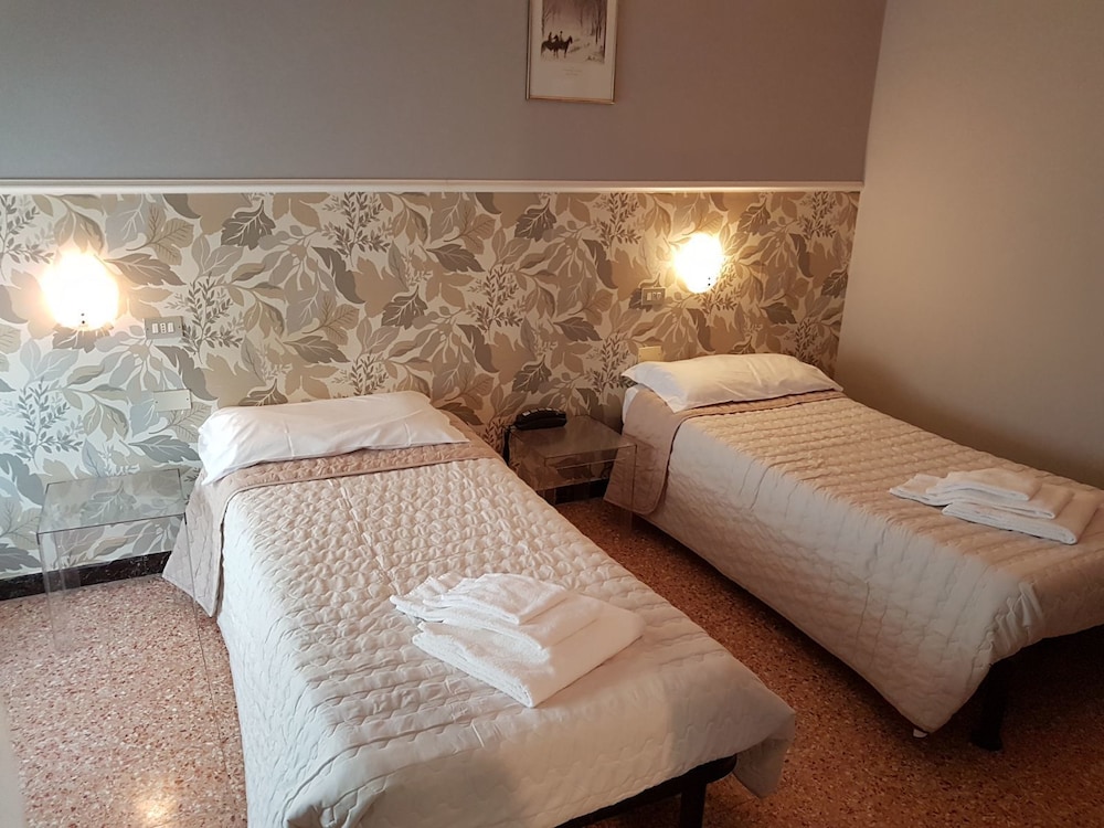 Double or Twin Room photo 3