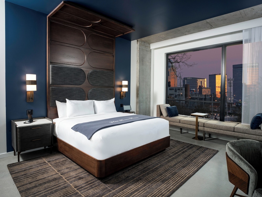 Room, 1 King Bed, Corner - Photo 1