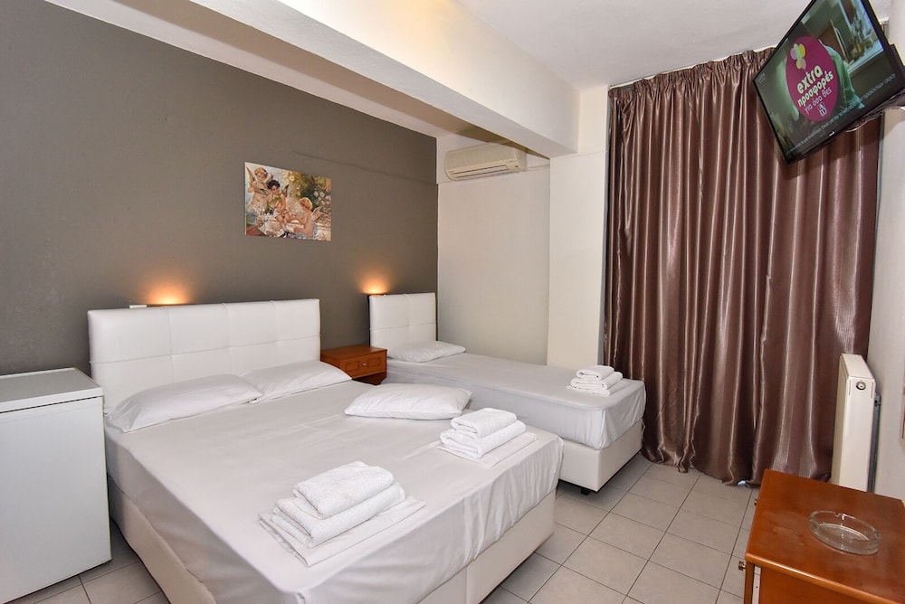 Economy Triple Room photo 1
