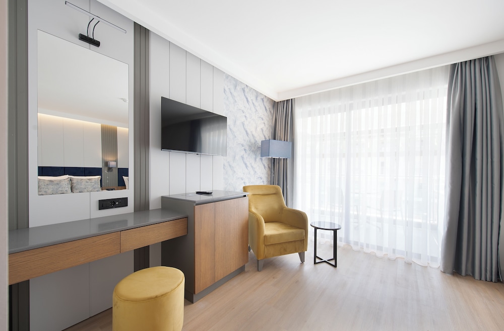 Standard Triple Room, Non Smoking thumbnail 6