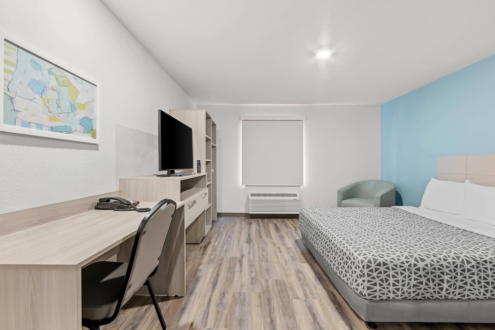 Suite, 1 Queen Bed, Accessible Bathtub, Non Smoking photo 2