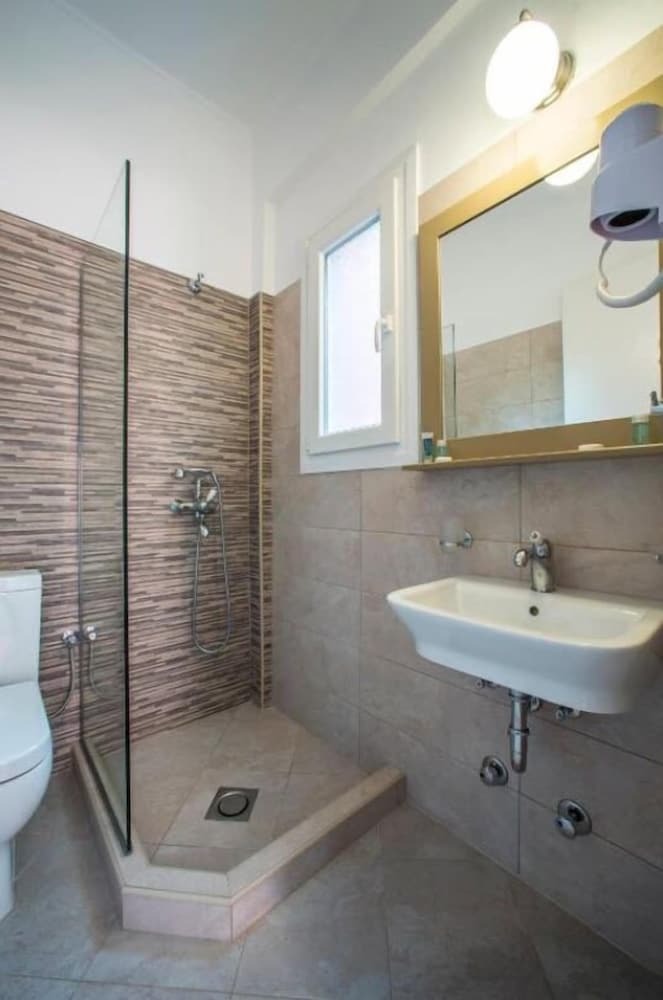 Triple Room (2 Adults and 1 Child) - Photo 6