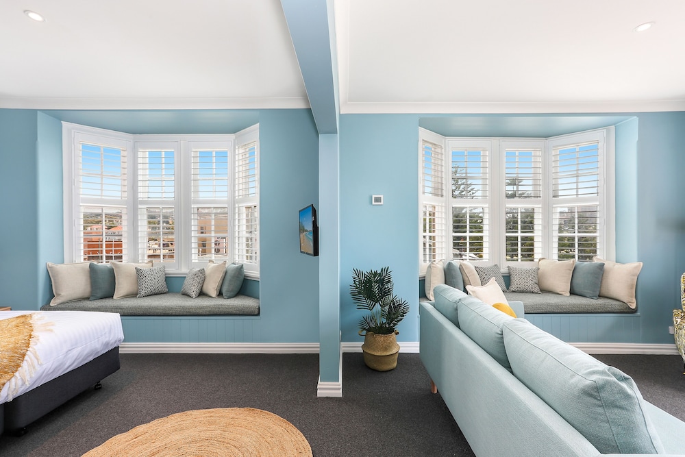 Bay Suite, 1 King Bed thumbnail 5