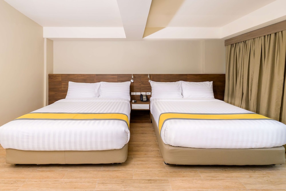 Family Room, 2 Queen Beds, Non Smoking photo 2